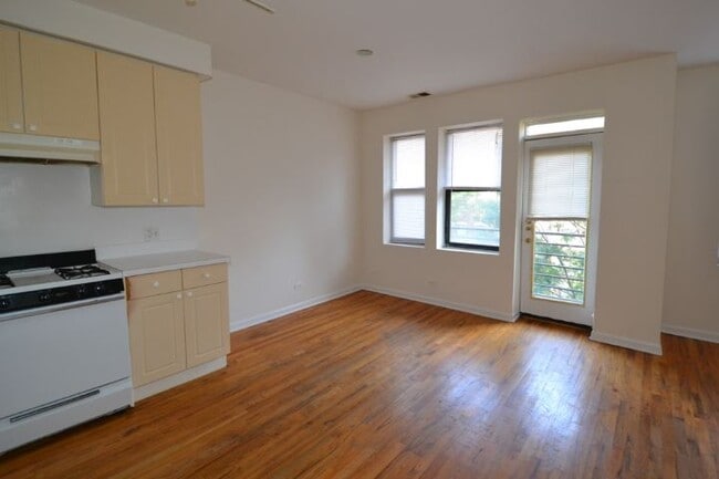 Building Photo - 922 W Dakin St