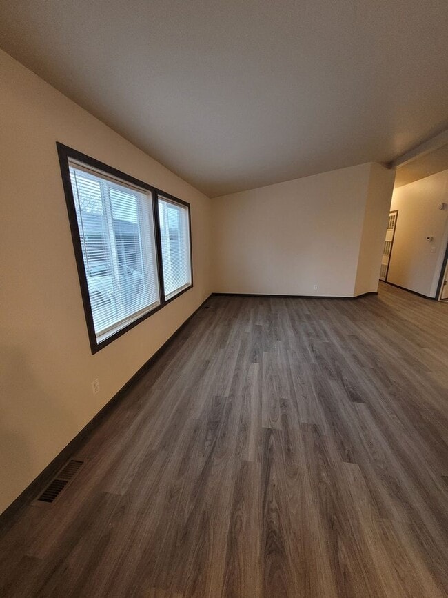 Building Photo - 3Bed : 2Bath Home with 2 Car Garage and Ac...