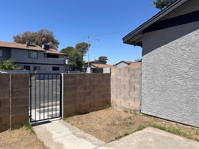 Building Photo - 2 BED 2 BATH TOWNHOME NEAR THE I-15 AND CH...