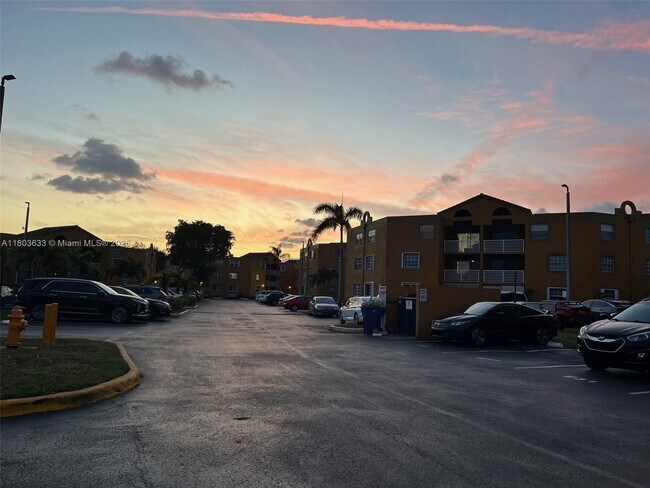 Foto del edificio - 9715 Fontainebleau Blvd