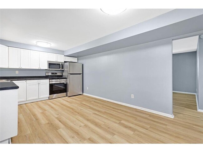 Foto del edificio - 6040 Hemlock Ln N