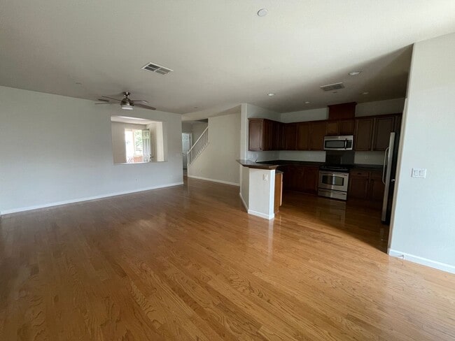 Building Photo - Nice Townhome w/ Detached Garage, Granite ...