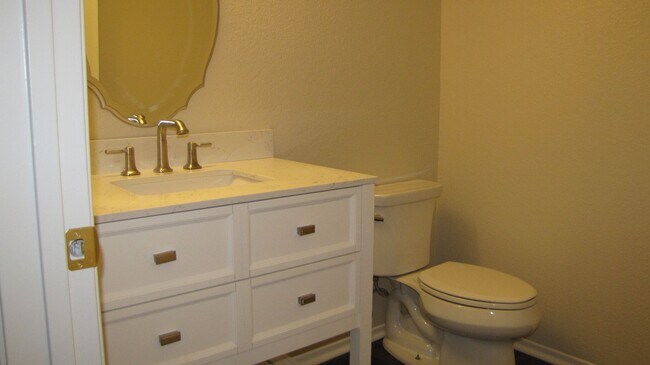 Foto del edificio - Condo in South West Bakersfield Private Co...