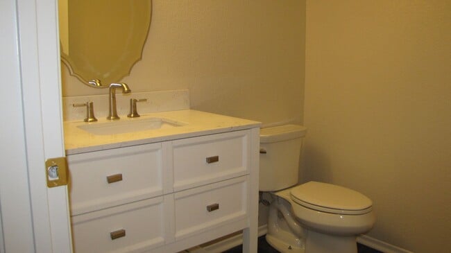 Building Photo - Condo in South West Bakersfield Private Co...