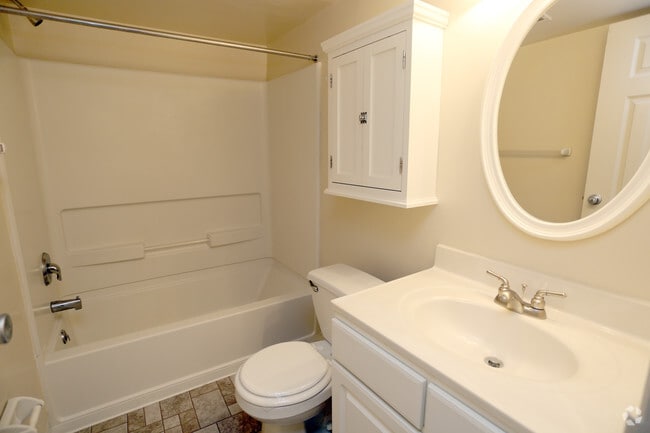 Baño - Top of the Hill Apartments