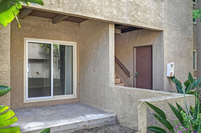 Foto del edificio - Large One Bedroom For Rent - Huntington Beach