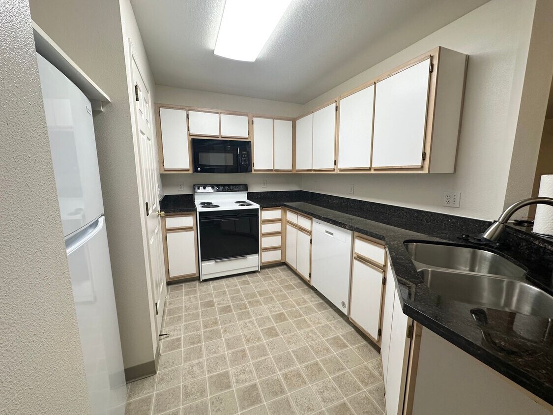 Primary Photo - 2 Bedroom SW Portland Ground Level Apartment with Garbage Included!