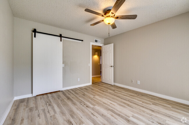 Dormitorio 1 - 2BR, 2BA - 950SF Renovado - The Monica