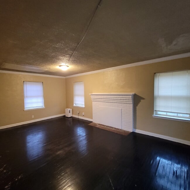 Foto del edificio - 4BR House w/2-car Garage & Fenced Backyard