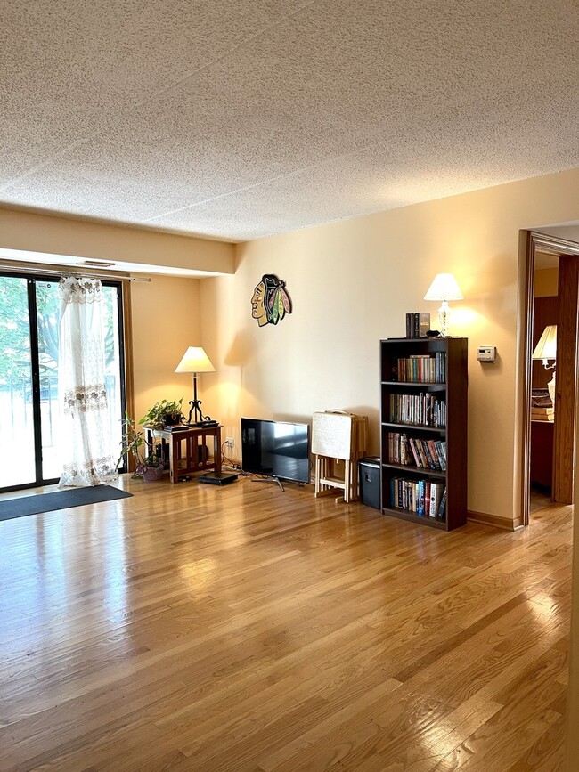 Building Photo - 450 Plum Creek Dr