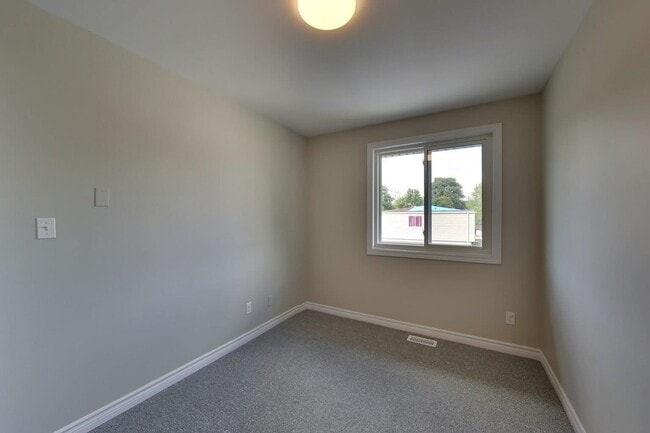 Building Photo - Recently Renovated 2 Bed 1 Bath Townhome i...