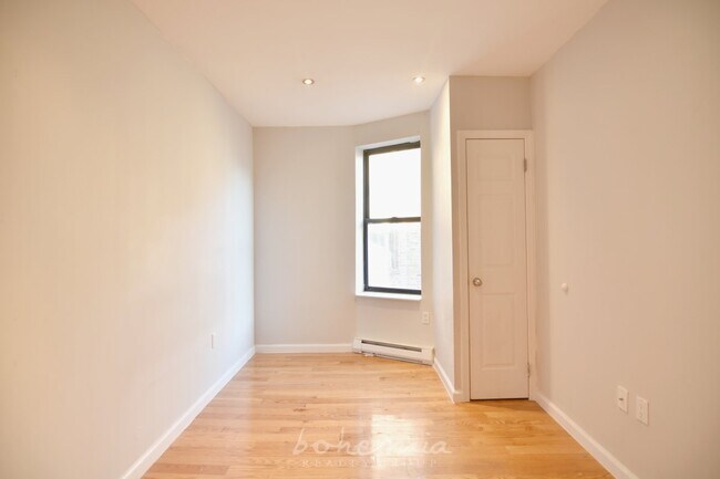 Foto del edificio - 350 Manhattan Ave
