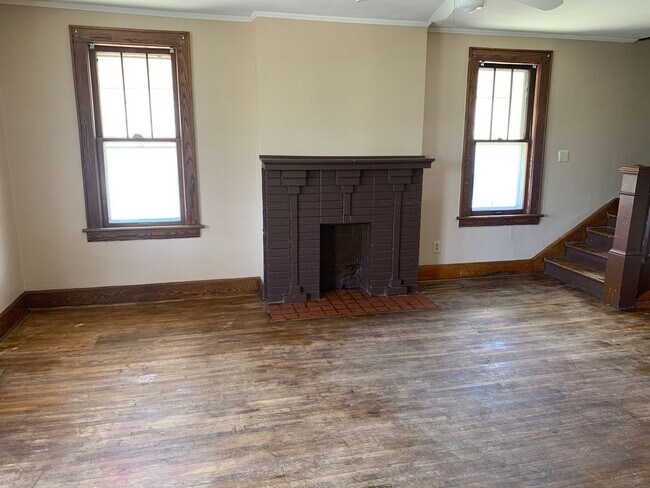 Foto del edificio - Large 3 bedroom house with fenced in backyard