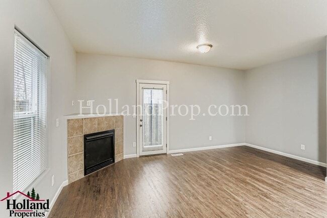 Building Photo - Charming Two-Level Home in Great Hillsboro Location!