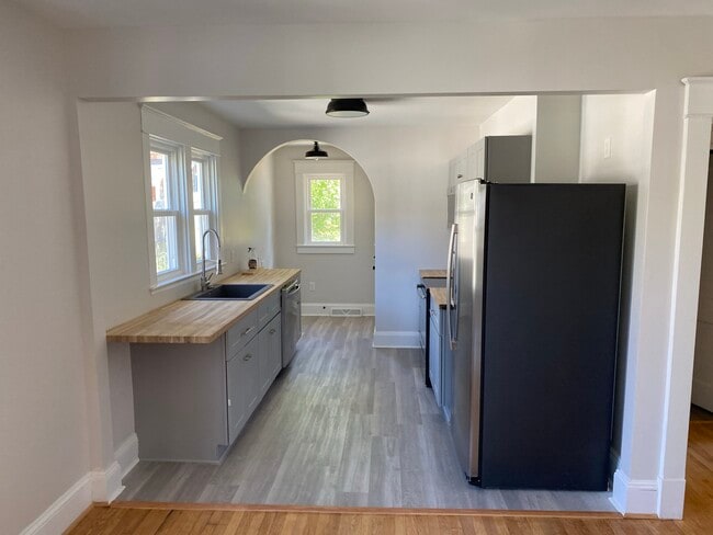 Cocina - 613 Blenheim Ave