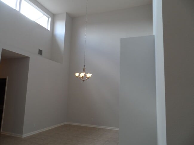 Building Photo - 2 BEDROOM VICTORIA PARK TOWNHOUSE AVAILABL...