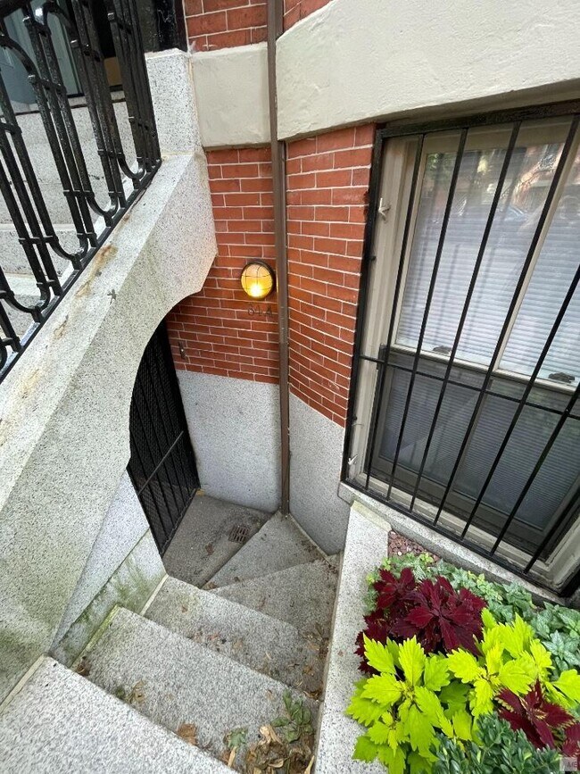 Building Photo - 84 Waltham St