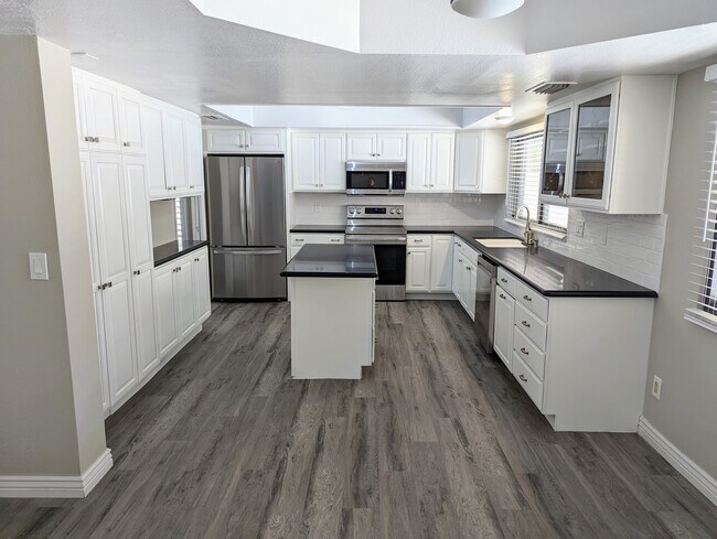 Building Photo - 1458 N La Rosa Dr