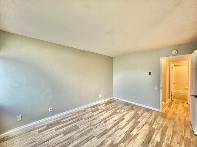 Building Photo - Beautiful 1B/1BA w/ Reserved Parking and P...