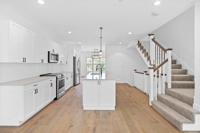 Building Photo - 635 Main St