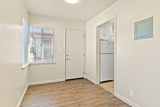 Foto del edificio - Recently Remodeled 1 Bedroom Duplex Unit Looking for a new tenant!