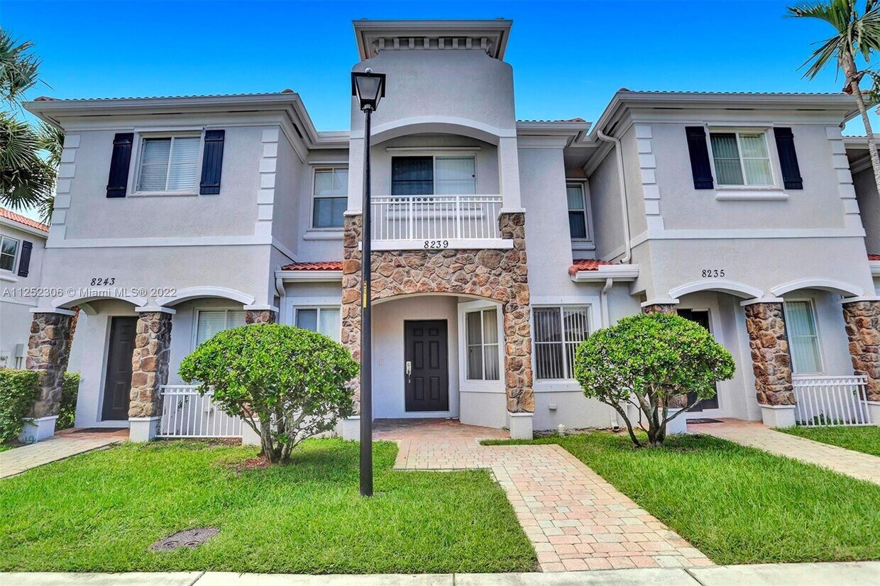 Foto principal - 8239 SW 27th St