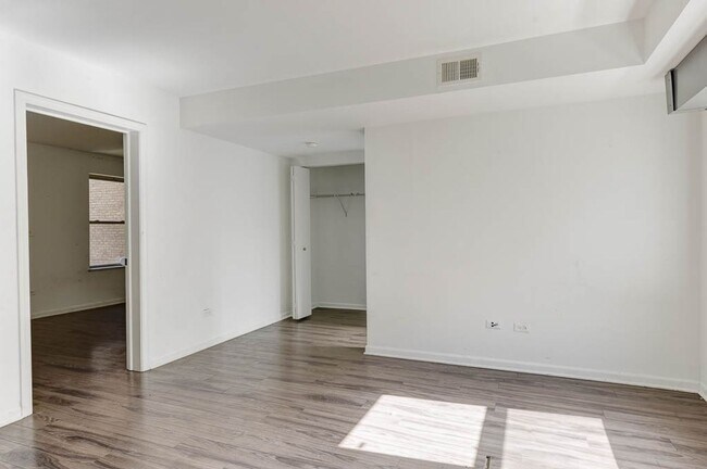 Building Photo - 1 Bedroom in Edgewater/North Uptown