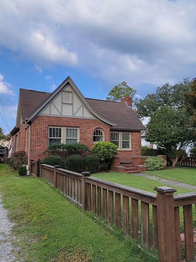 Foto del edificio - Charming Cottage Style in Brookwood/Forest...