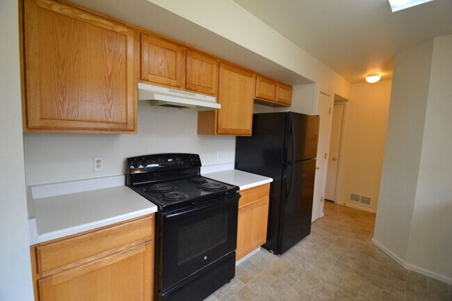 Building Photo - 4 Bedroom, 3.5 Bath House with a 3 Car Gar...