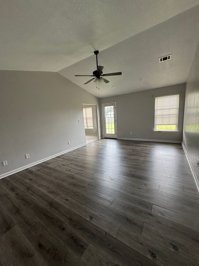 Building Photo - 3/2 In Bay Available now