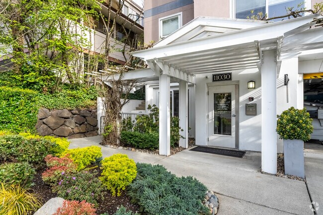 Entrada - Sir Gallahad Apartment Homes