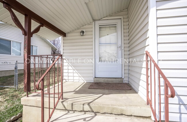 Building Photo - 742 E 200 N