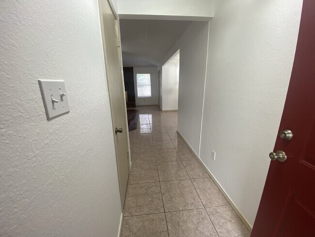 Building Photo - Immaculate 3-bedroom, 2-bathroom single fa...