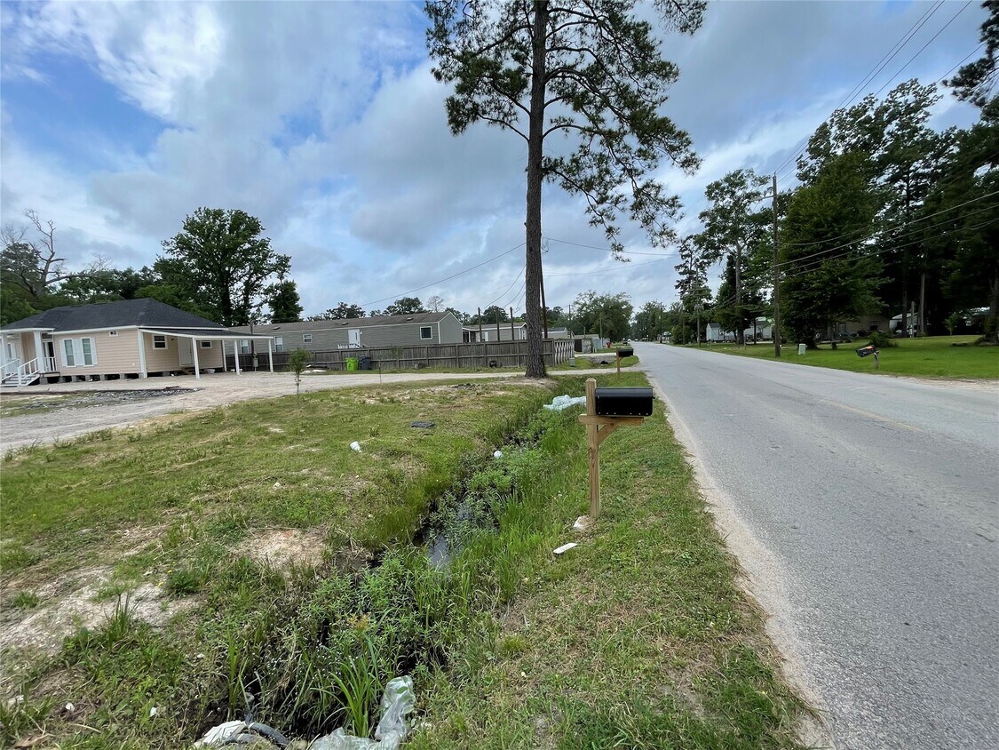 Foto del edificio - 21882 Russell Dr