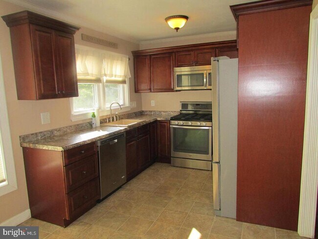 Foto del edificio - 1345 Ascot Pl