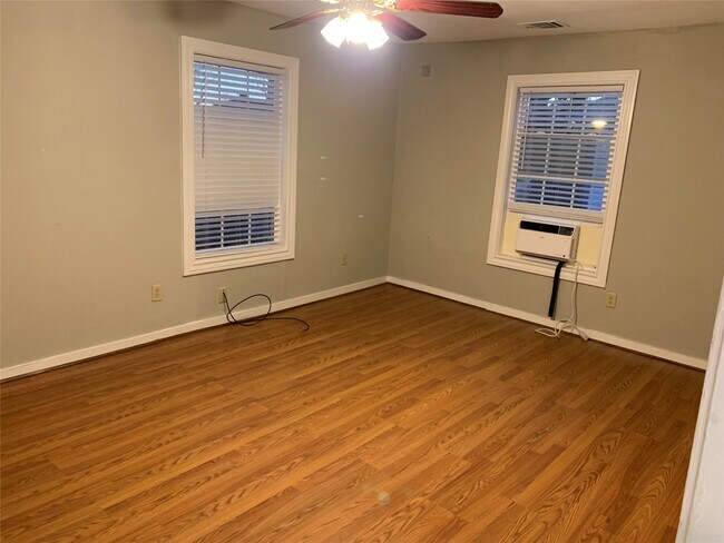 Foto del edificio - 215 E 25th St