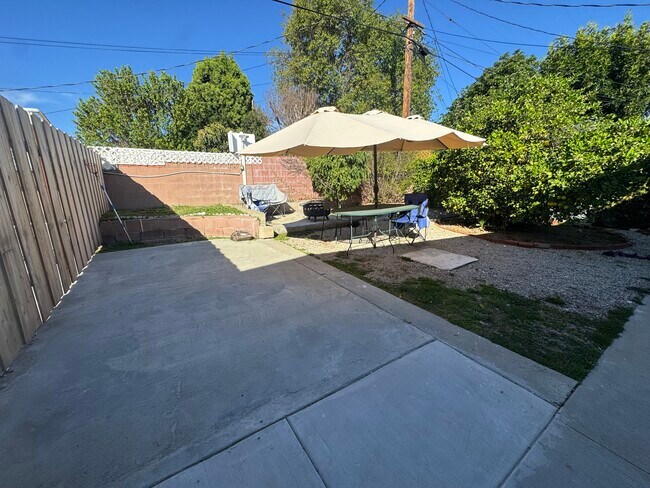 Foto del edificio - 6439 1/2 Graves Ave