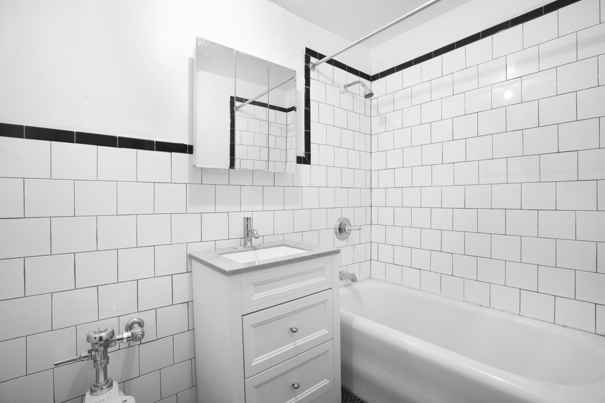 Foto principal - 322 West 4th Street