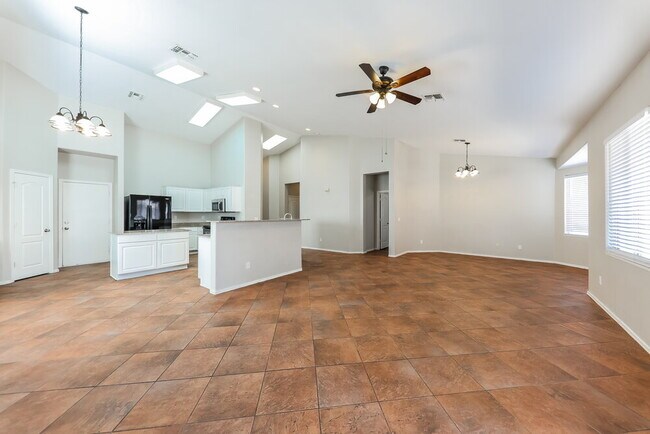 Foto del edificio - 12906 W Valentine Ave