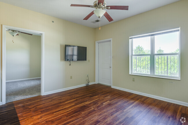 2BR, 2BA - 807SF - Living Room - Copper View Apartments