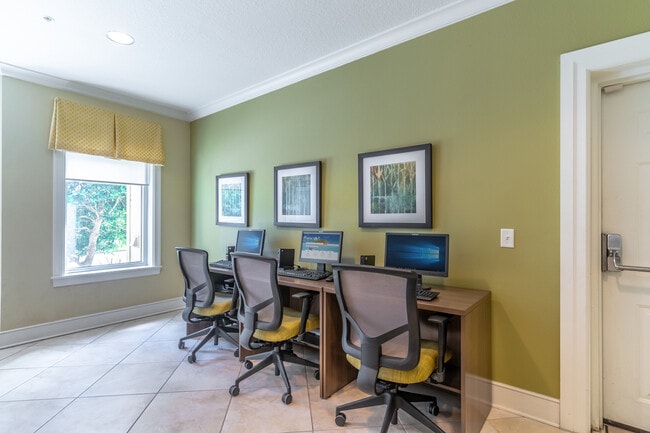 Building Photo - Rolling Green