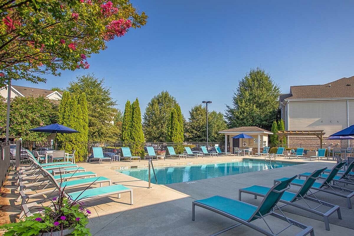Piscina estilo resort en The Stratford at Hillcrest Towne Center Apartments - Stratford at Hillcrest