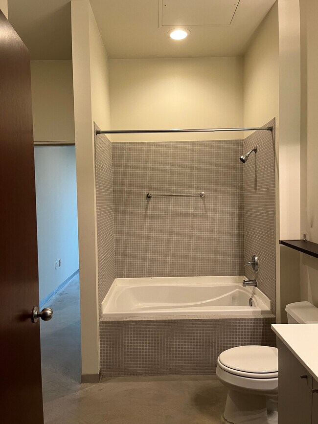 Bath Tub/Shower - 5601 Smetana Dr