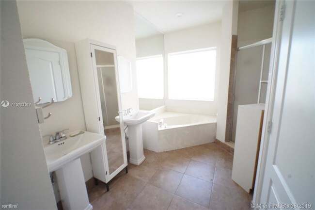Foto del edificio - 4 br, 3 bath Townhome - 16339 Malibu Dr # 22A