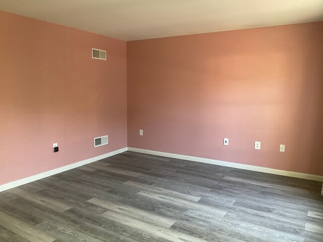 Building Photo - 38 Woodmyre Ln