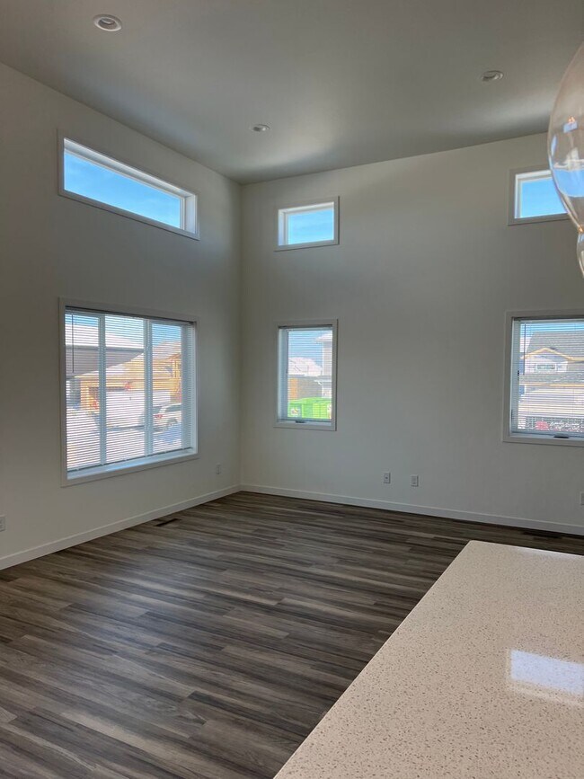 Building Photo - New 3 Bedroom/2 Bathroom House