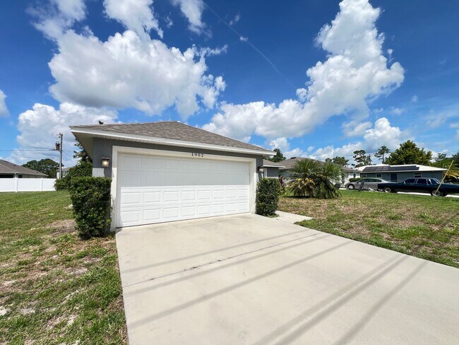 Foto del edificio - BRAND NEW 3/2 w/ office HOME in Deltona!