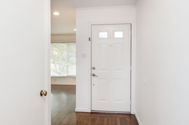 Foto del edificio - Extensively remodeled 4 Bed / 3 Bath home ...