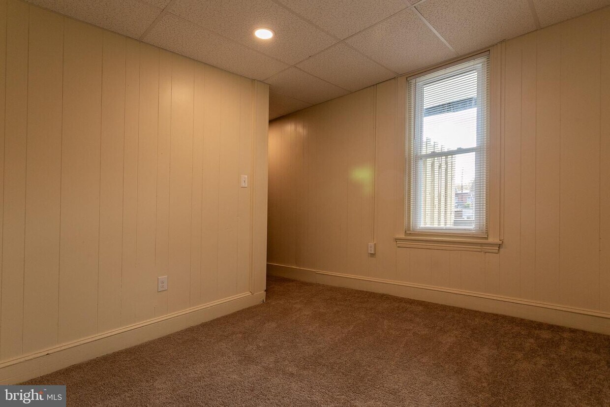 Primary Photo - 253 N York St