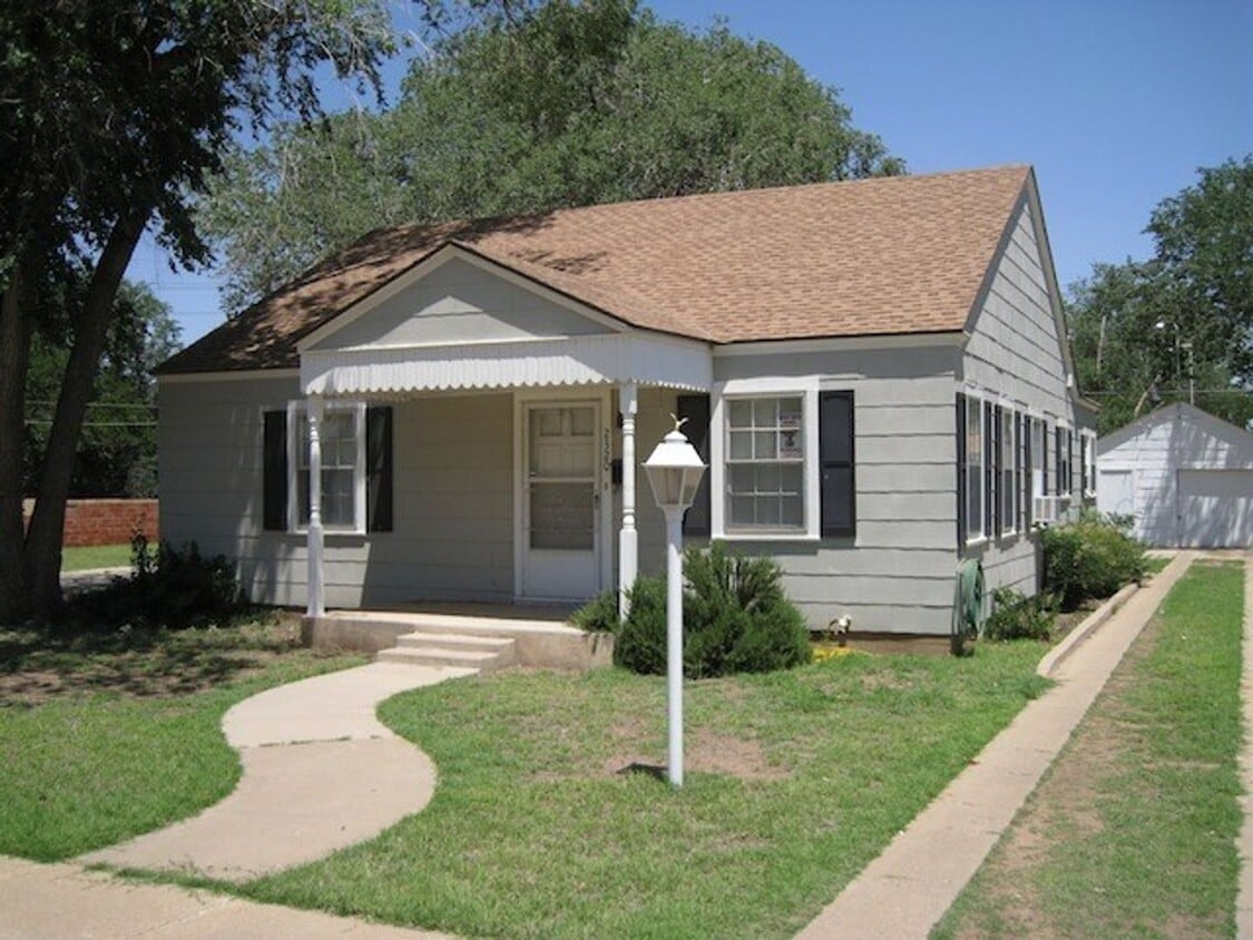 Primary Photo - Larger 2 bed 1 bath cute cottage now avail...